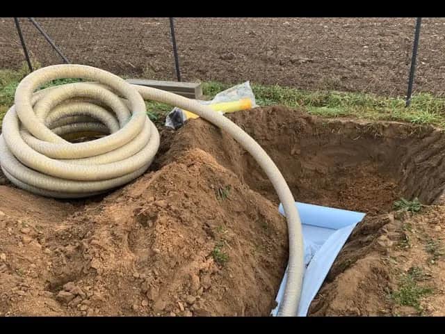 Jak wykonać odwodnienie z rynien, by uniknąć problemów z wodą