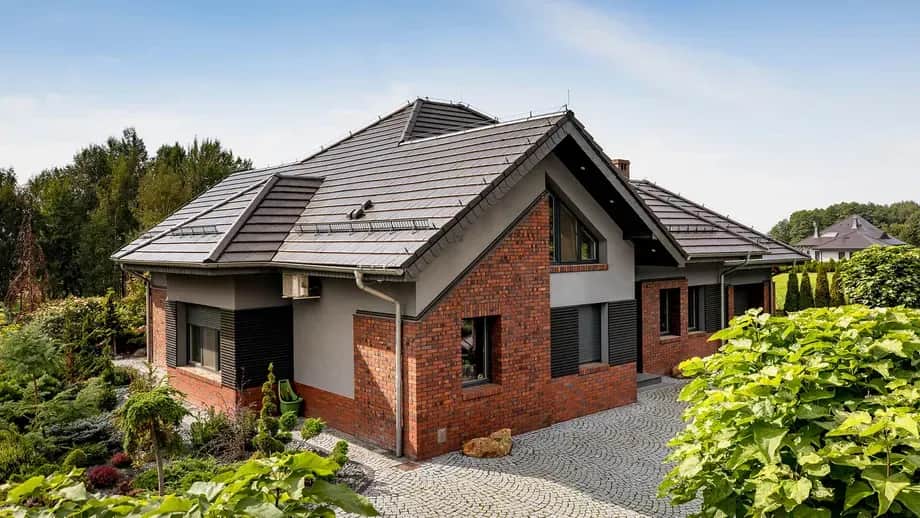 Ile bierze dekarz za m2? Sprawdź ceny i uniknij niepotrzebnych kosztów