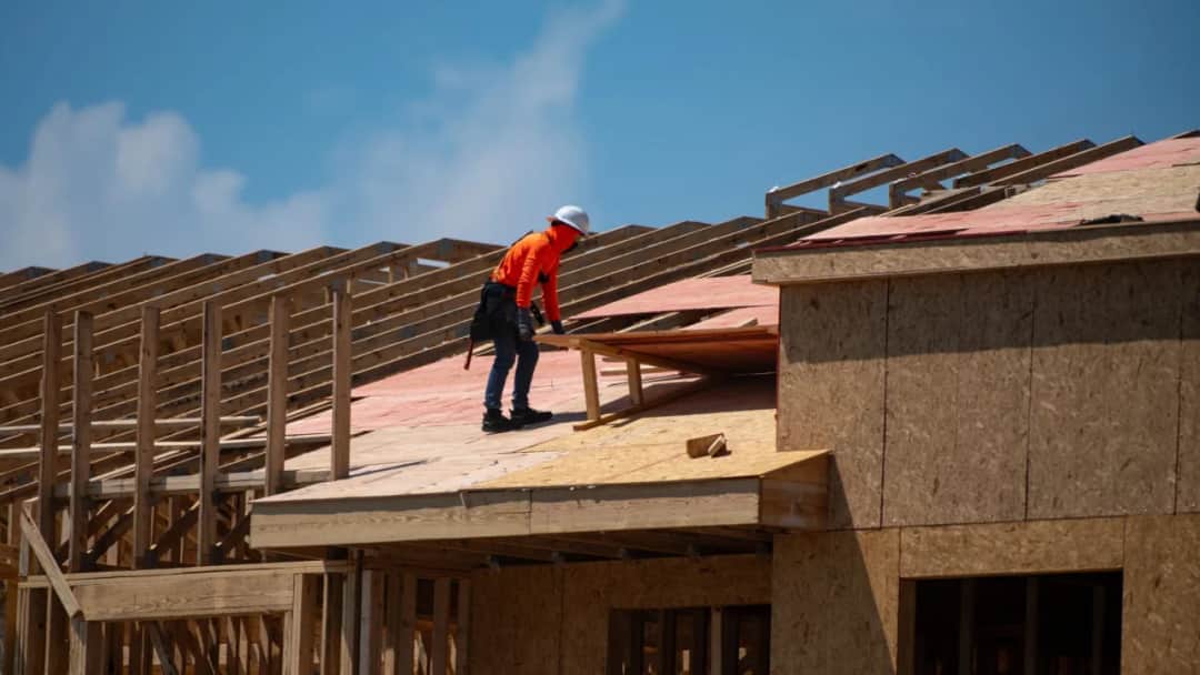 Ile zarabia dekarz w Danii? Zaskakujące różnice w wynagrodzeniach