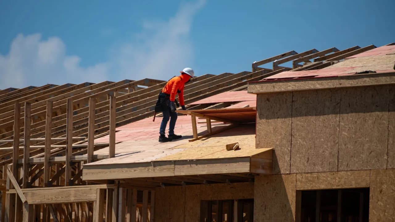 Ile zarabia dekarz w Danii? Zaskakujące różnice w wynagrodzeniach