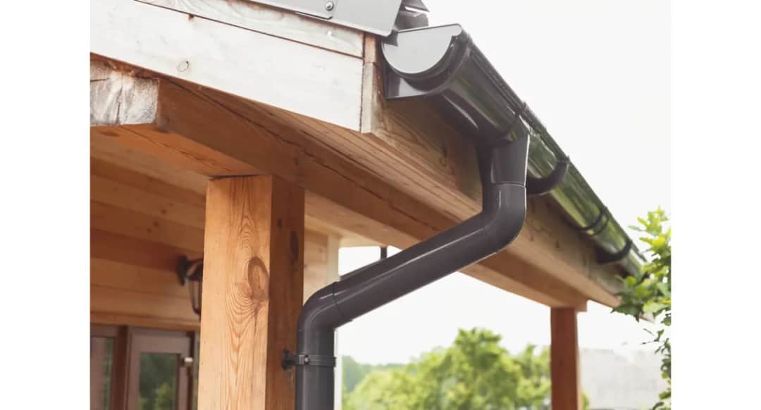 Jakie rury do odprowadzenia wody z rynien, aby uniknąć problemów?