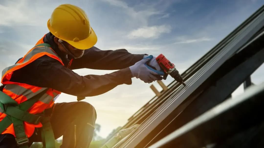 Ile zarabia dobry dekarz? Sprawdź pensje w Polsce i czynniki wpływające na zarobki Ile zarabia dobry dekarz? Sprawdź pensje w Polsce i czynniki wpływające na zarobki