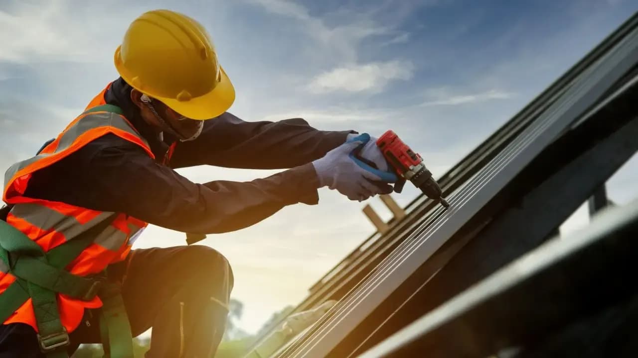 Ile zarabia dobry dekarz? Sprawdź pensje w Polsce i czynniki wpływające na zarobki