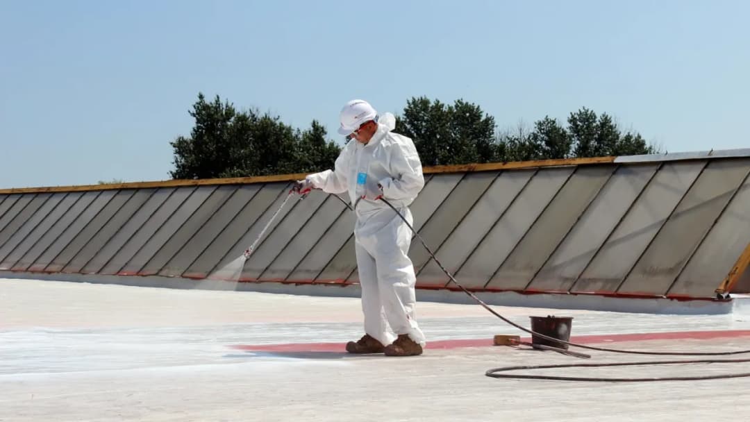 Co na płaski dach? Najlepsze materiały i ich wady oraz zalety