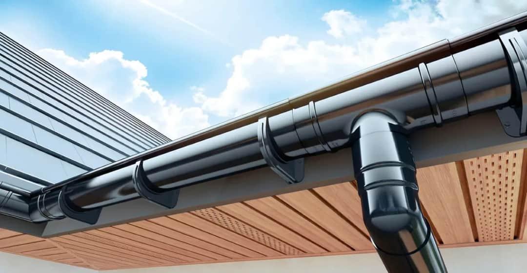 Jak rozprowadzić wodę z rynien, aby uniknąć podtopień i erozji? Jak rozprowadzić wodę z rynien, aby uniknąć podtopień i erozji?