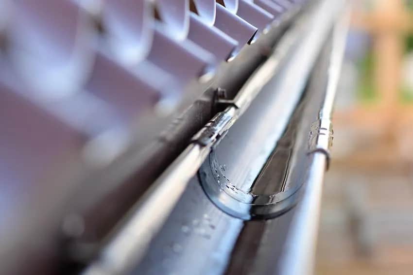 Jak połączyć rynny ocynkowane: najczęstsze błędy i skuteczne metody