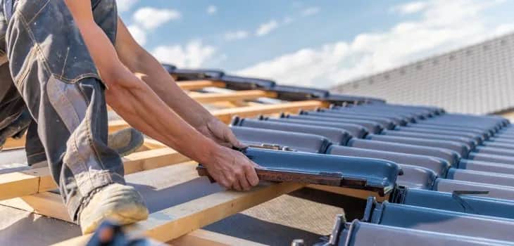 Ile zarabia dekarz na godzinę w Polsce? Zaskakujące różnice regionalne