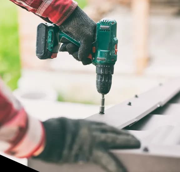 Jak kłaść blachę na dachu - uniknij najczęstszych błędów montażu Jak kłaść blachę na dachu - uniknij najczęstszych błędów montażu