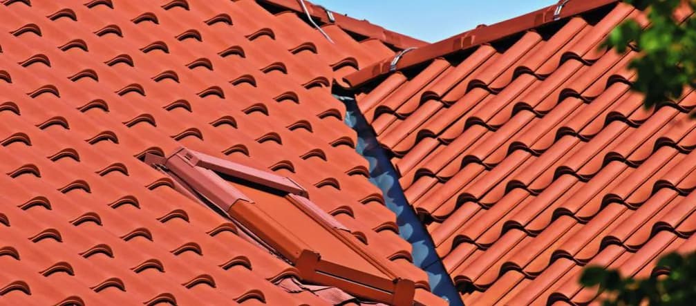 Czy dachówki się przykręca? Poznaj najlepsze metody mocowania dachówek