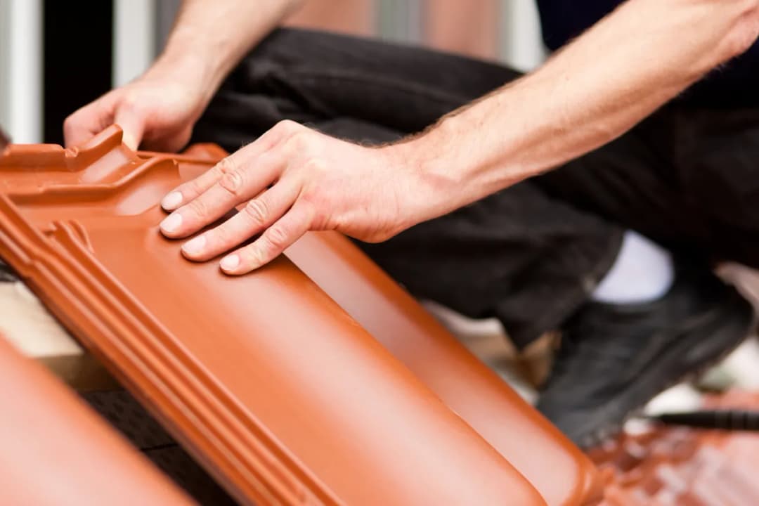 Ile kosztuje remont dachu? Poznaj ukryte koszty i oszczędności