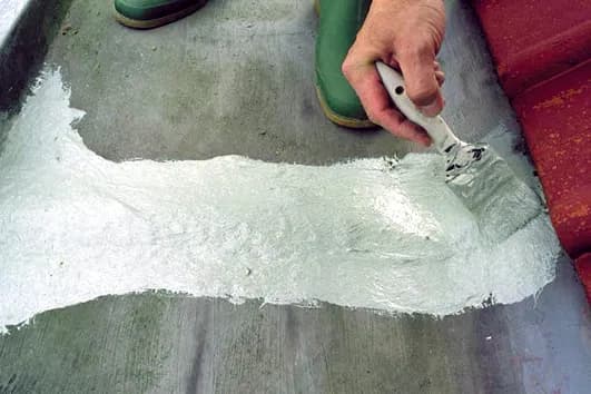 Jak uszczelnić rynnę, aby uniknąć kosztownych przecieków i napraw