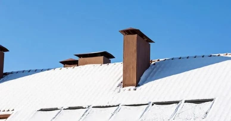 Jak usunąć śnieg z dachu bezpiecznie i skutecznie, unikając zagrożeń